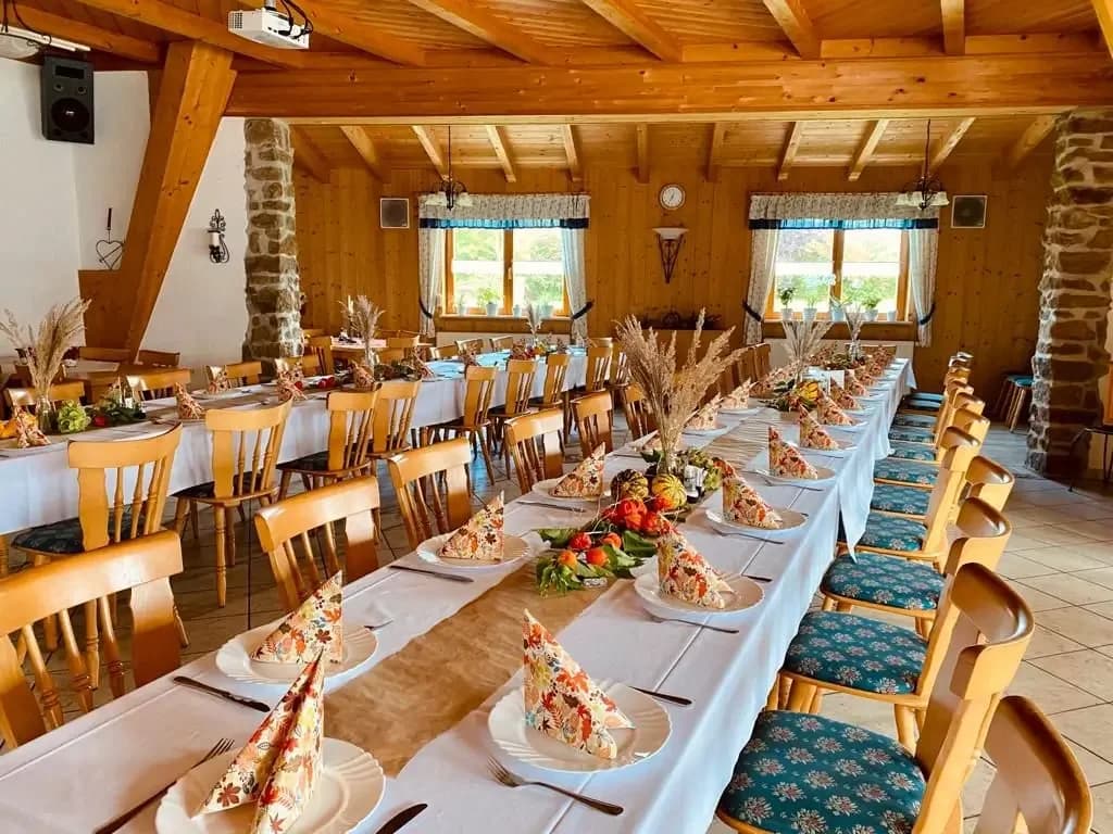 Festlich gedeckter Saal